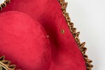 Dreispitz mit Rüschenborte und Druckknöpfen