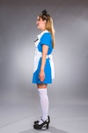 Alisa: blaues Kleid mit weißer Schürze
