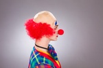 Clownglatze mit rotem Haarkranz