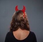 Kopfbügel mit Glitter-Teufelshörnern