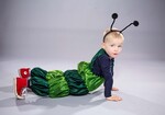 Kleine Raupe: Overall mit Kopfbügel