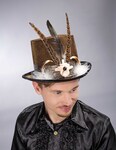 Zylinder mit Federn und Knochen, braun