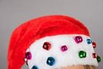 Nikolaus-Plüschmütze mit bunten Glöckchen