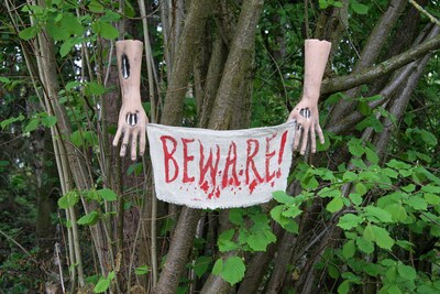 Hängearme mit gruseligem Banner "BEWARE"