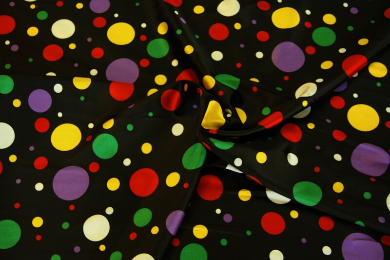 1m Polyestersatin schwarz mit bunten Tupfen