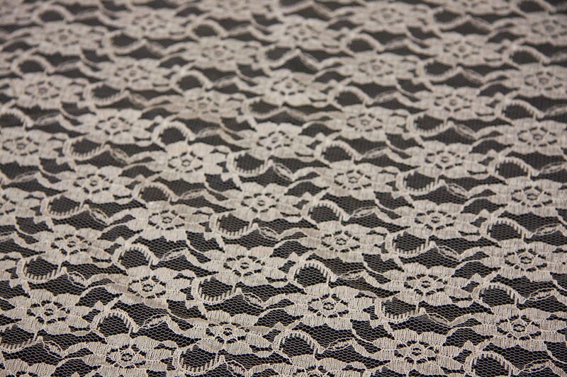 1m Spitzenstoff creme