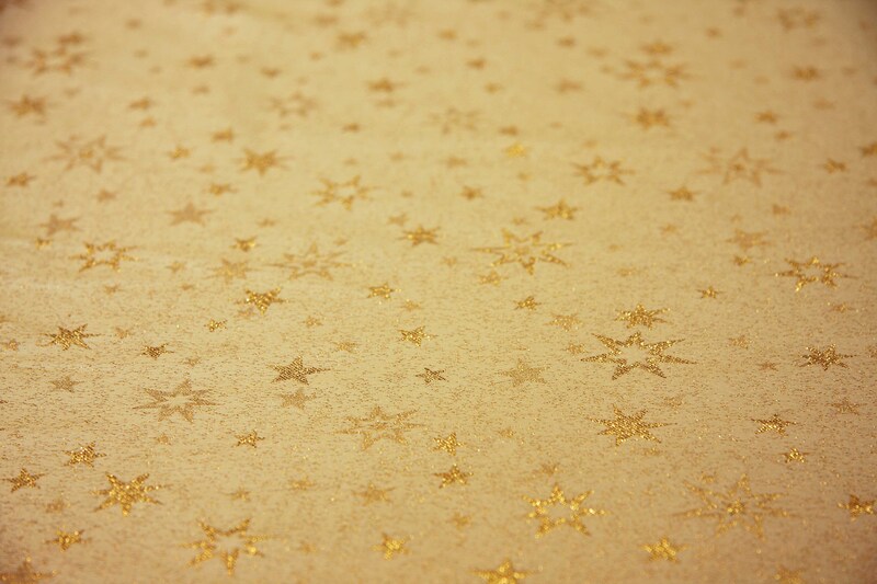 1m Brokat beige mit Goldsternen