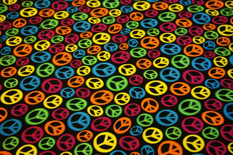 1m Baumwollstoff bunte Peace-Zeichen