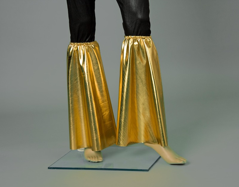 ein Paar Stulpen aus Folienjersey, goldfarben