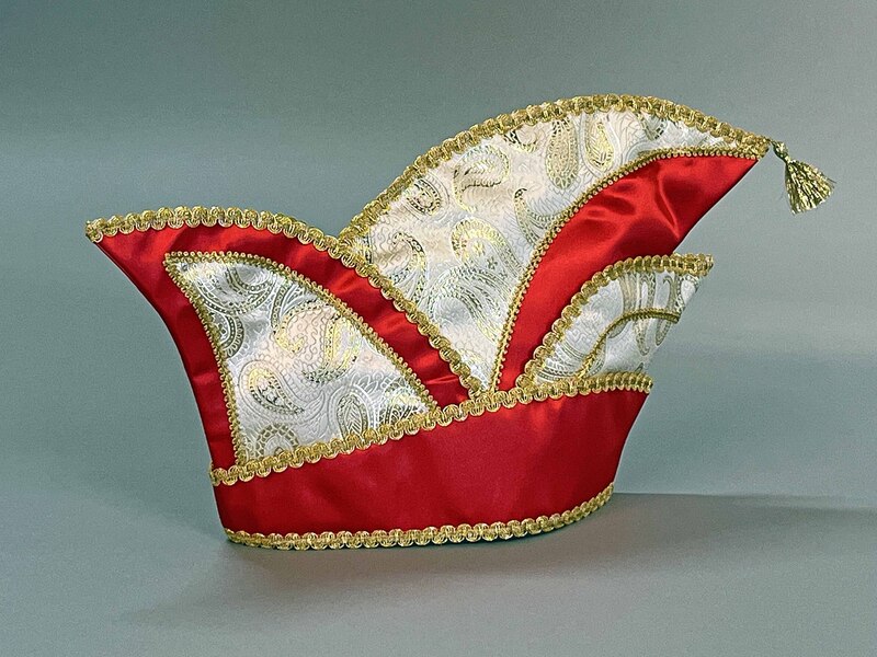 edle Elferratsmütze aus Brokat, rot/weiß