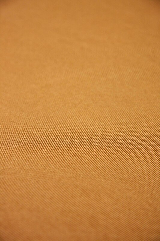 1m FOAM Glanzstoff wattiert, gold