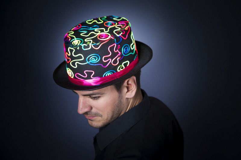 Zylinder, schwarz, mit Neon-Applikation