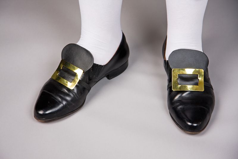 Paar goldene Schuhschnallen am elastischen Band